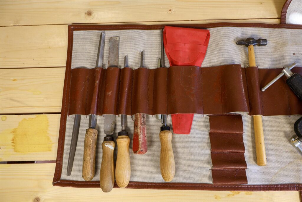 職人の工具を収めた帆布の巻き袋