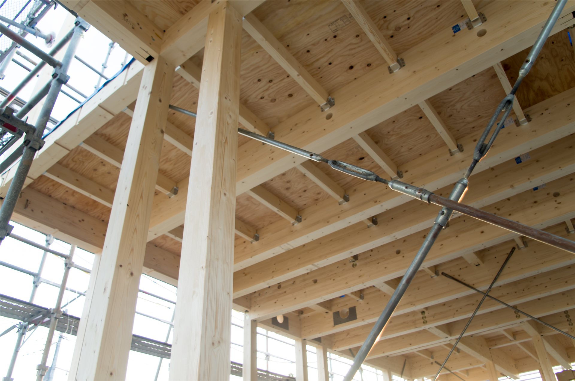 木造の骨組みと足場のある建築現場
