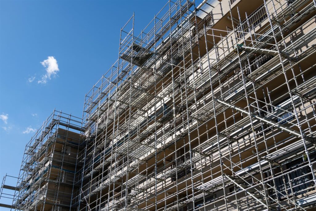 マンションの改修工事の足場