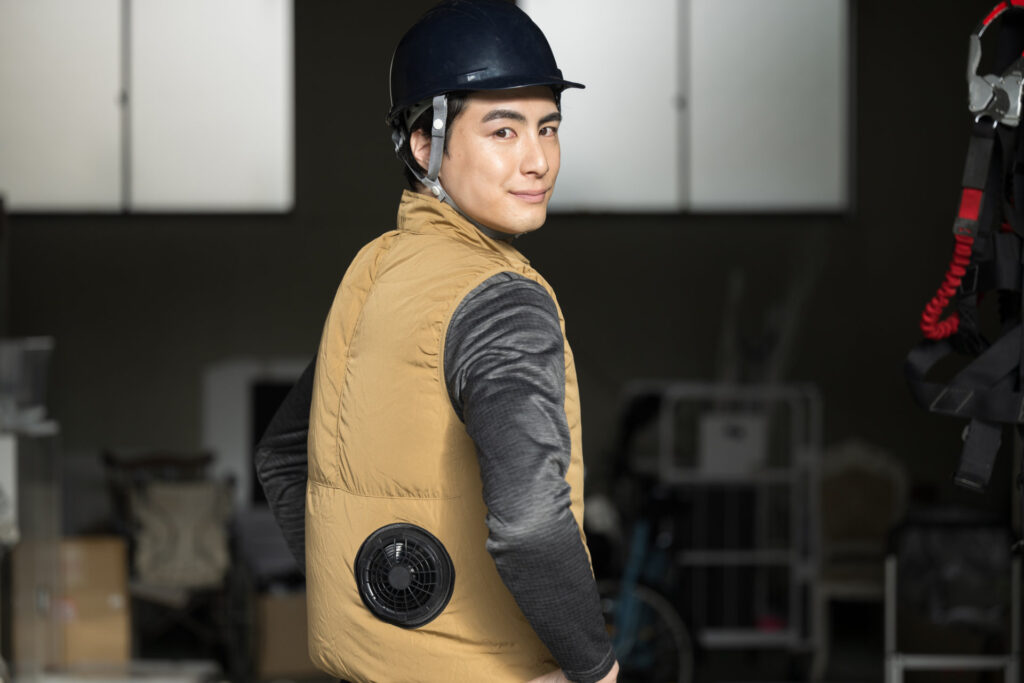 背中にファンの付いた空調服のベストを着た作業員