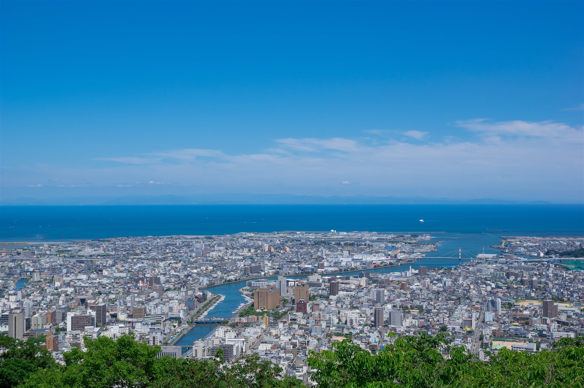 眉山から見た徳島県徳島市の街並みと海