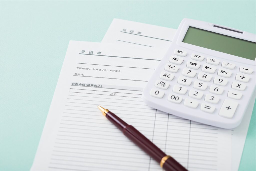見積書の用紙と電卓と万年筆