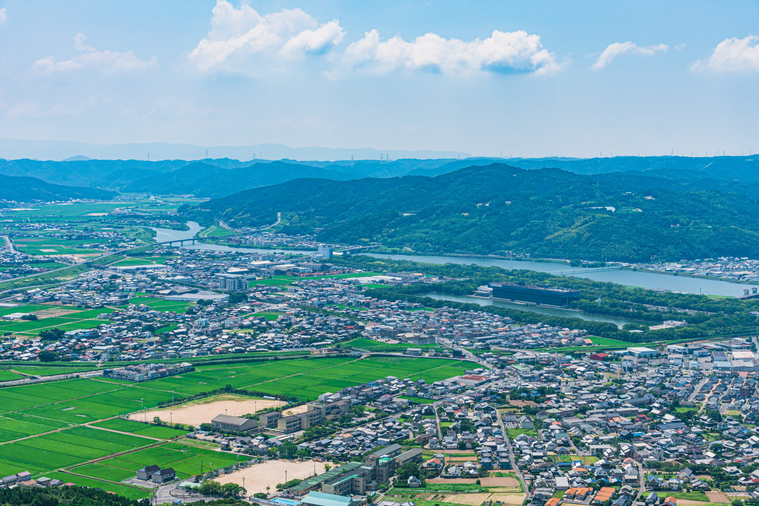 佐賀県唐津市の展望台から見た街と田園