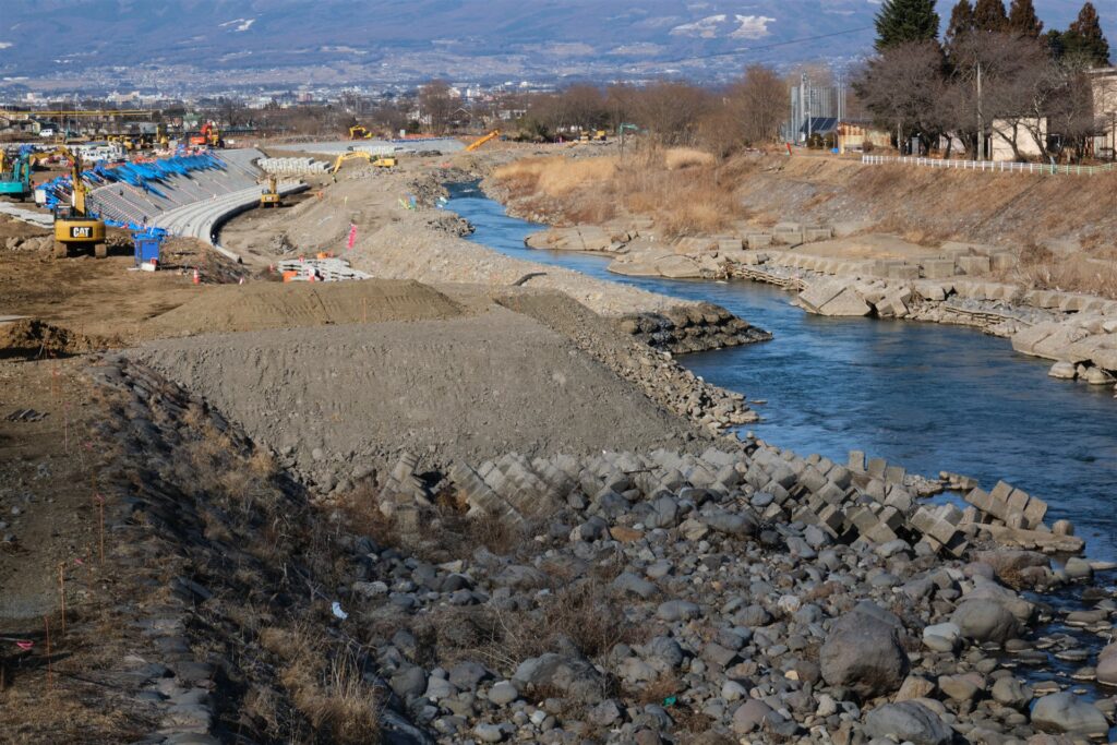 豪雨の後の河川と堤防の工事