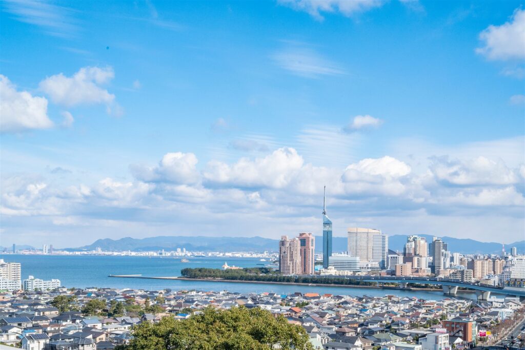 福岡市の海沿いの街並み