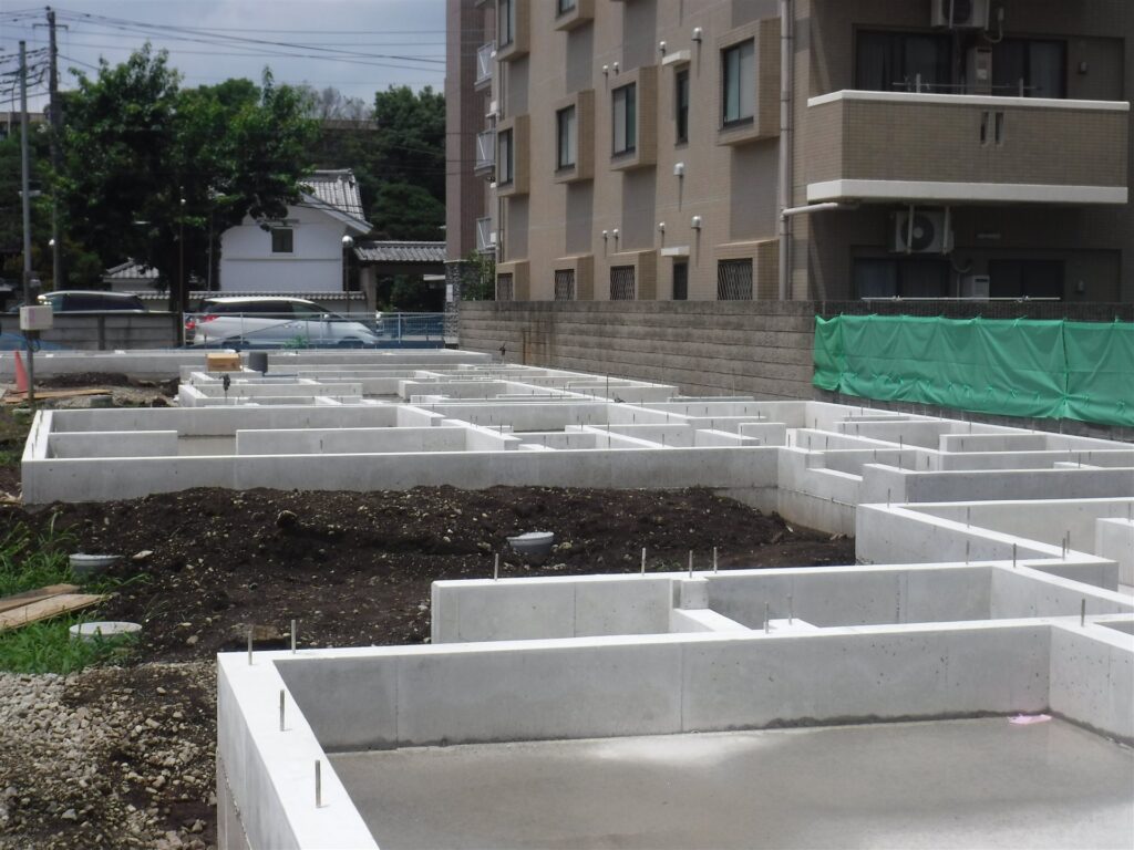 住宅の基礎工事の途中の現場