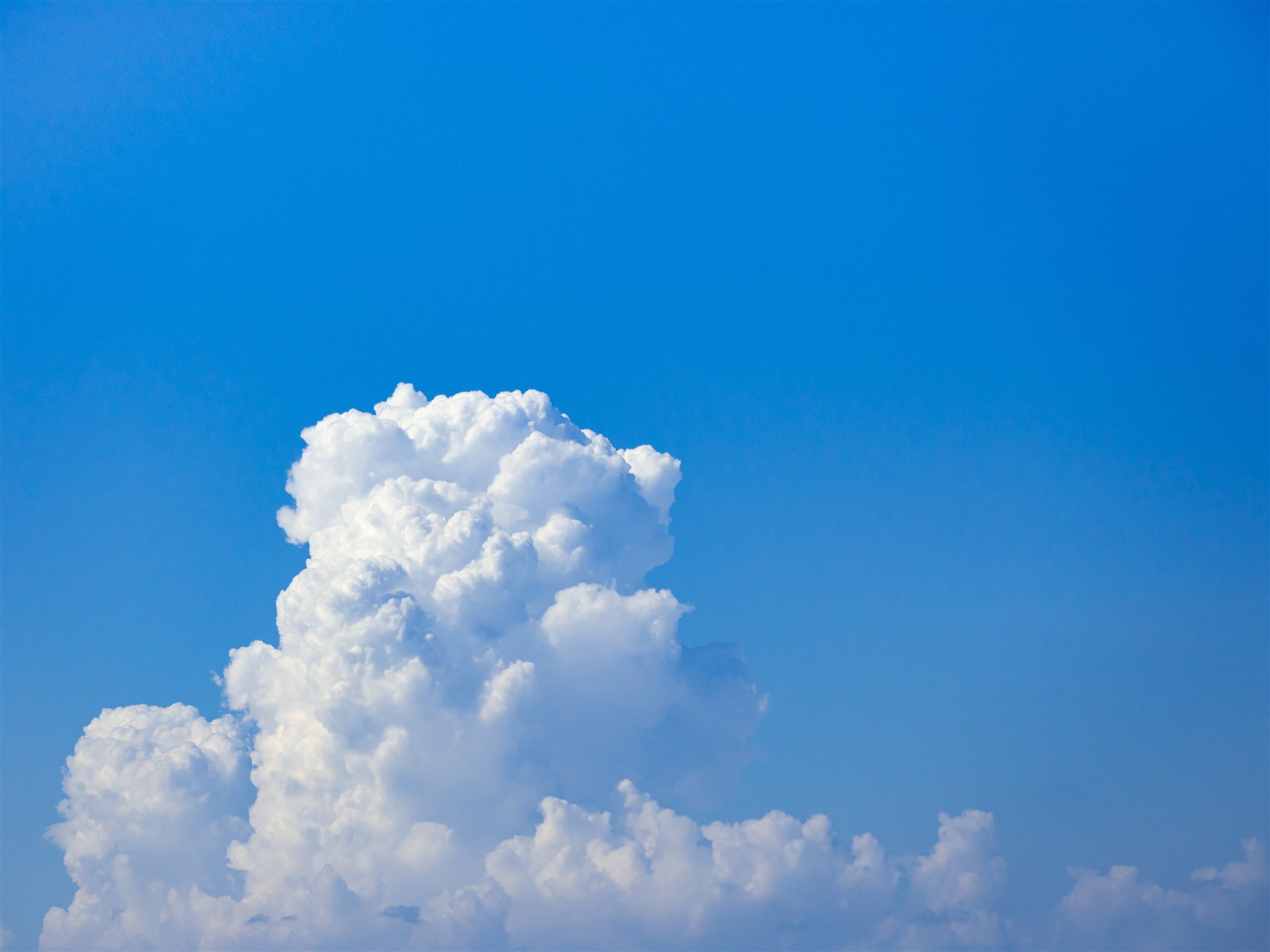 青空に湧き上がる夏の積乱雲
