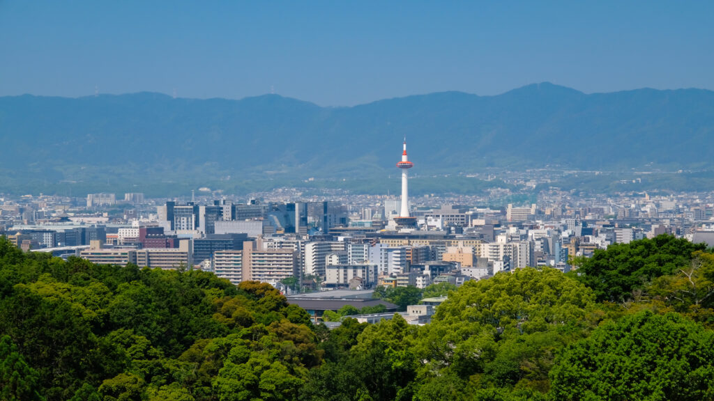 京都タワーと京都府京都市の街並み