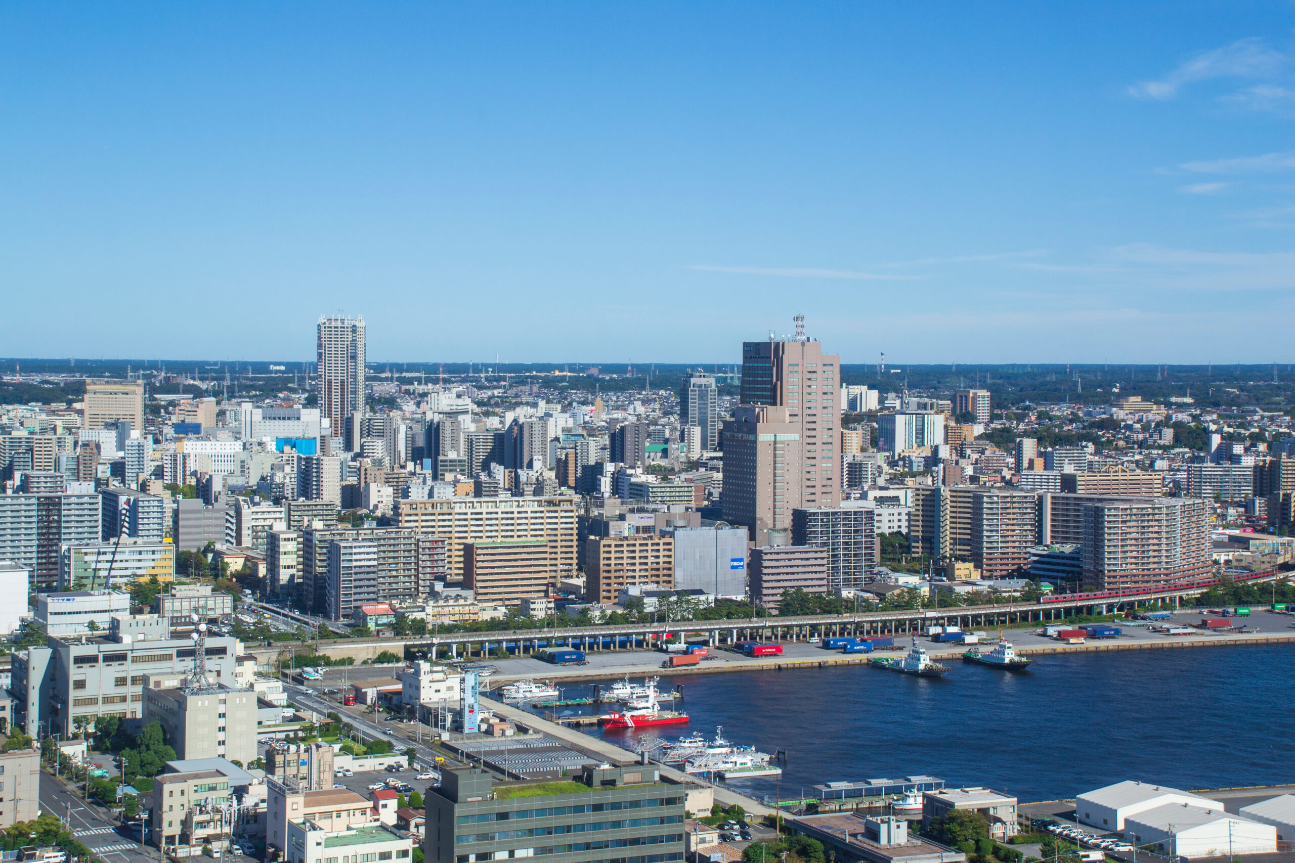 千葉港と千葉県千葉市の街並み
