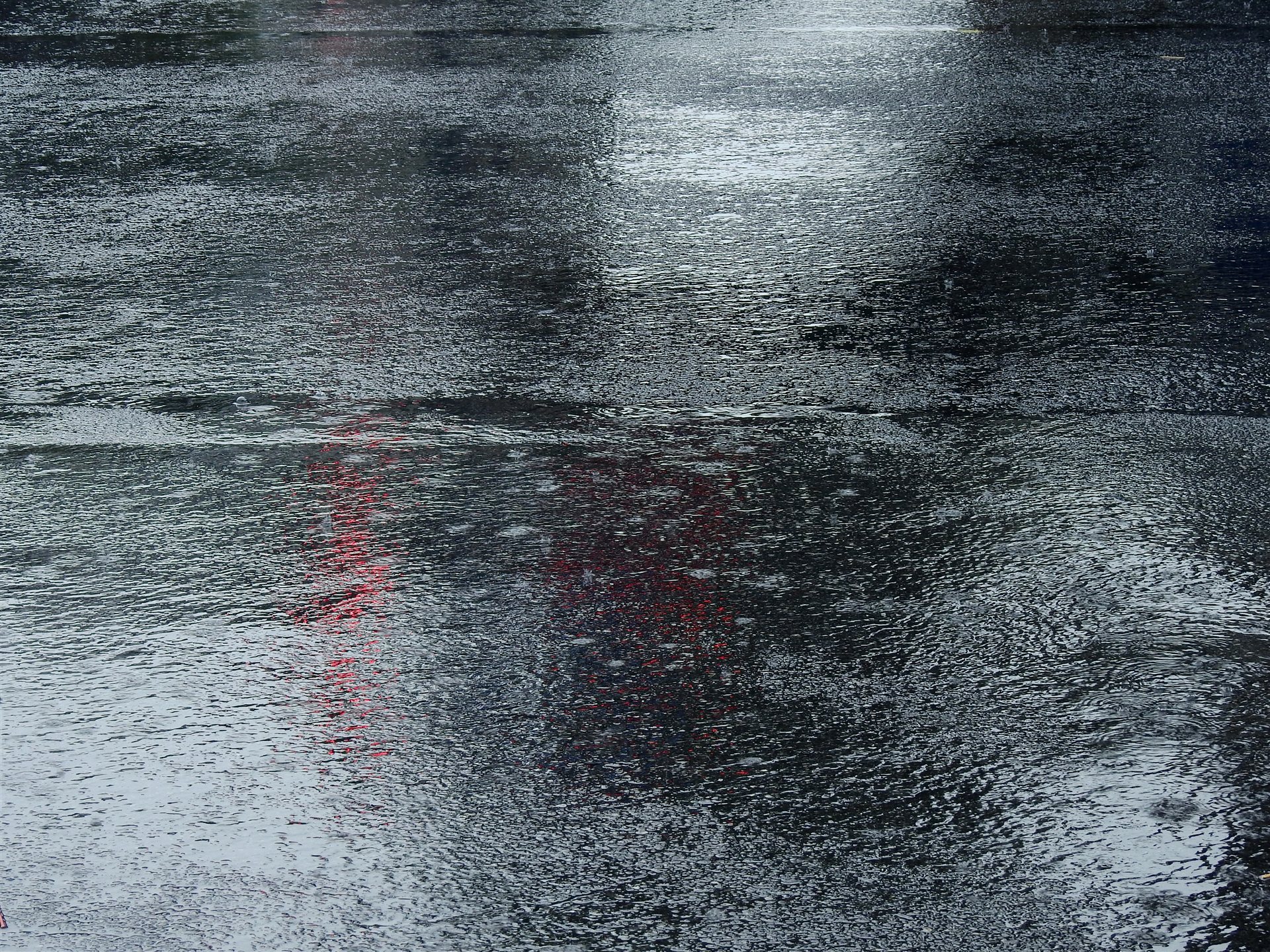 雨にぬれたアスファルトの道路