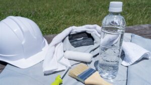 ヘルメットとタオルと水のボトルと塗装道具