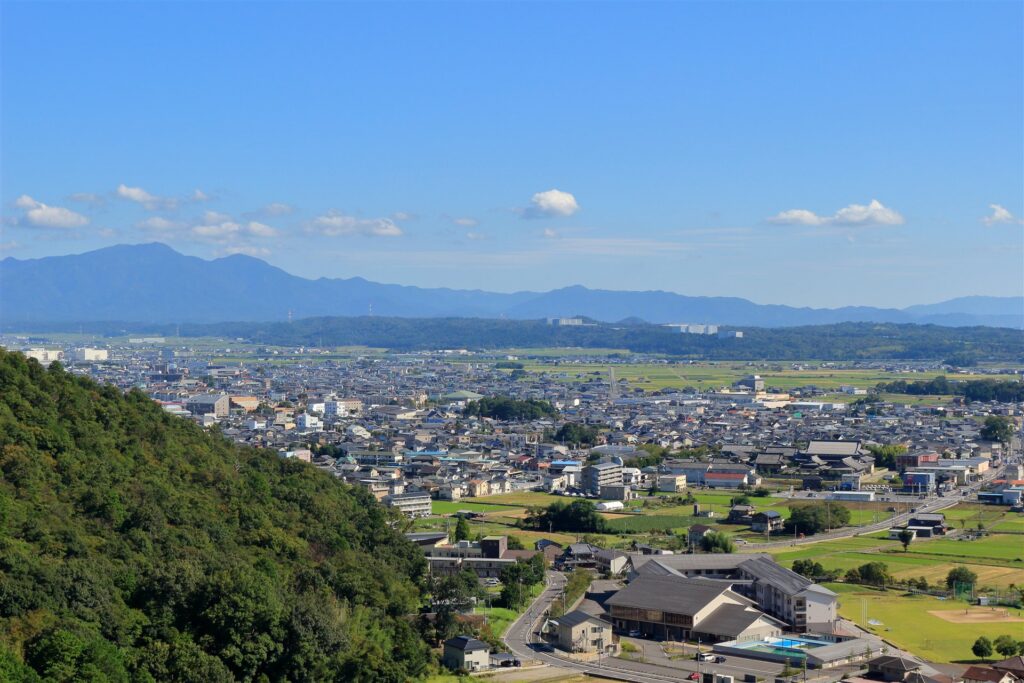 高台から見た滋賀県東近江市の街並み