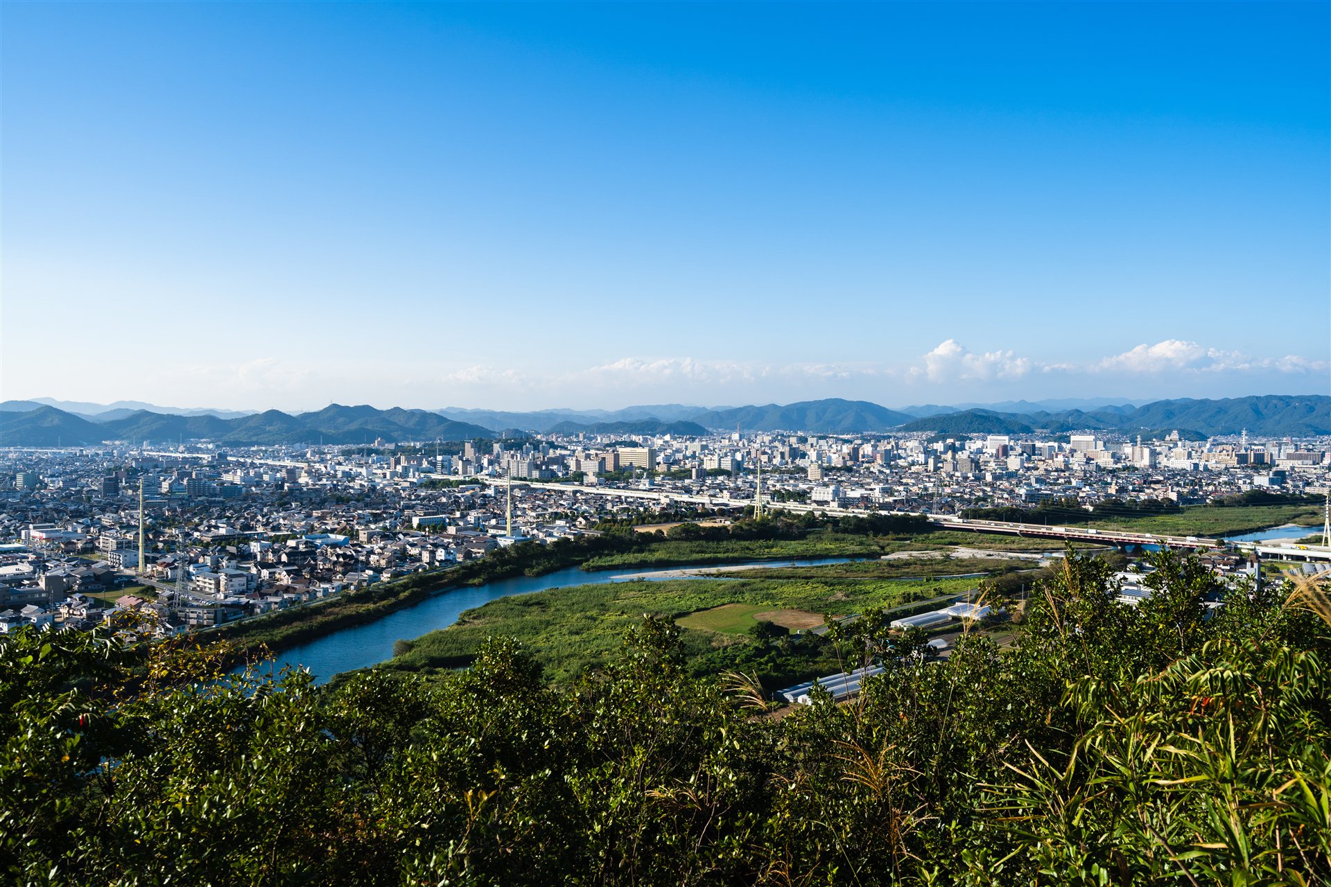 兵庫県姫路市の中心部と川の遠景