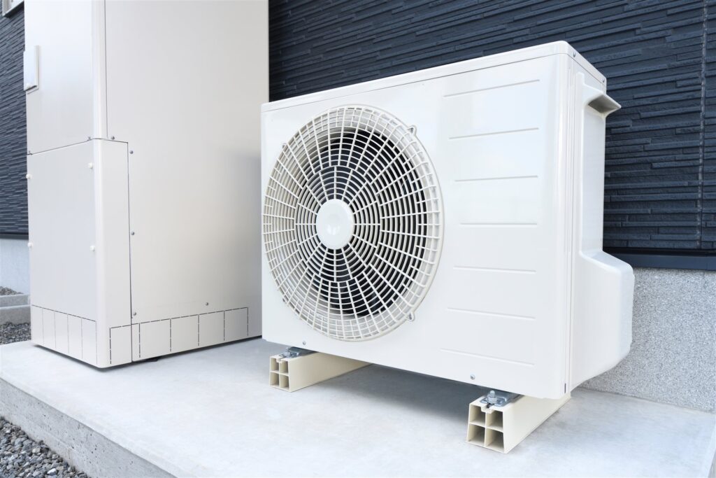 住宅の外に置かれたエアコンの室外機