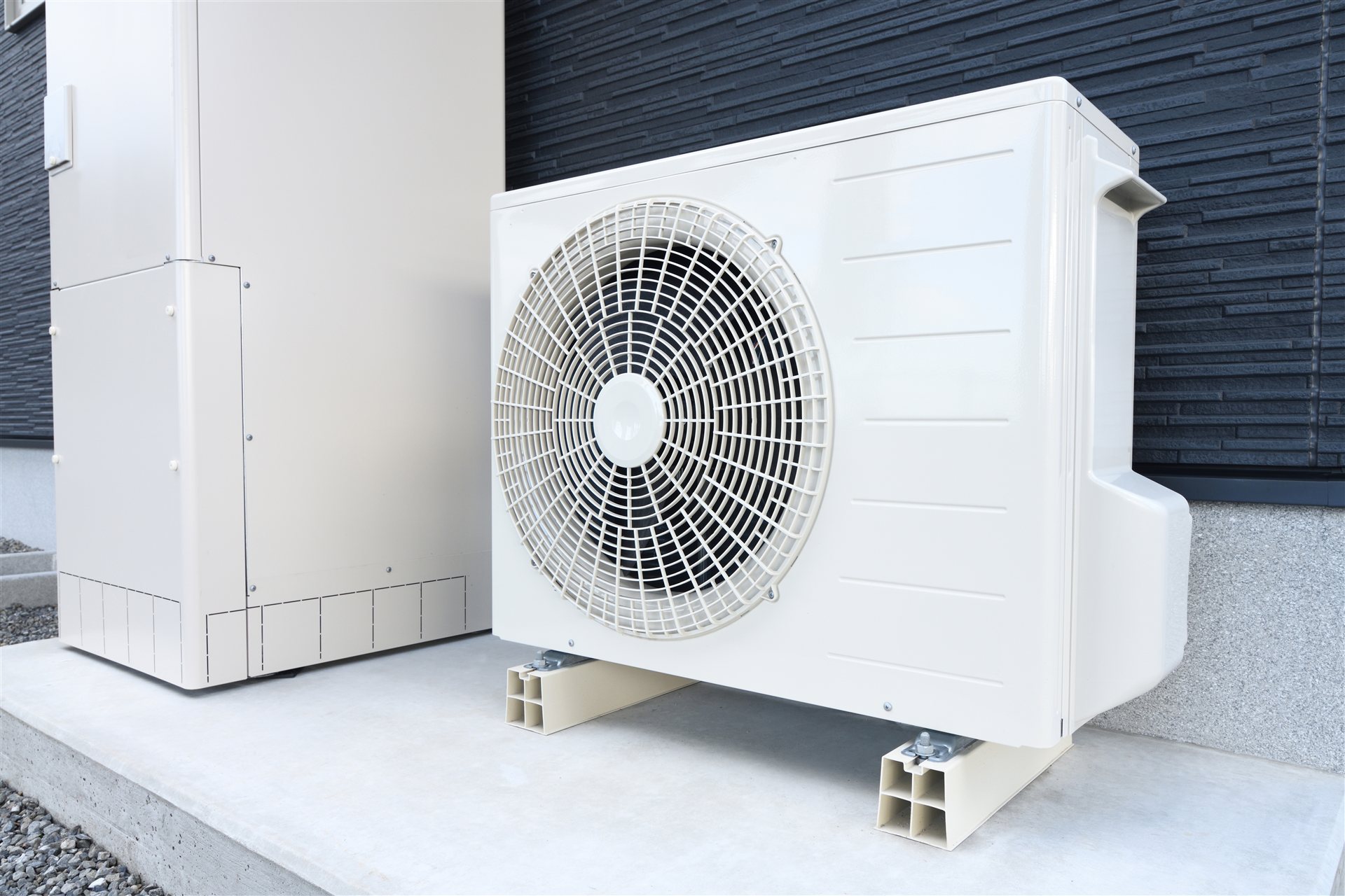 住宅の外に置かれたエアコンの室外機