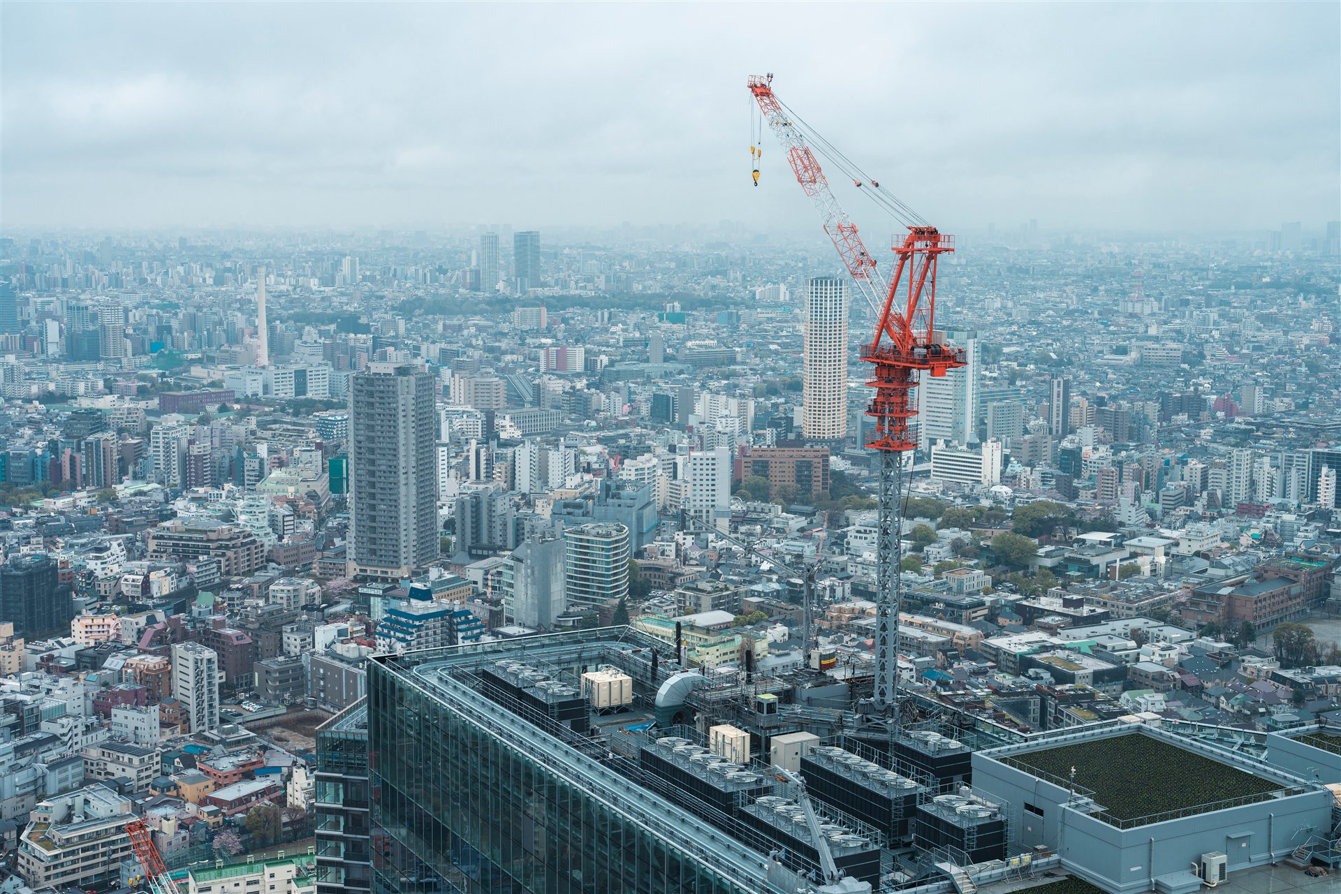 東京の街並みの上に立つタワークレーン