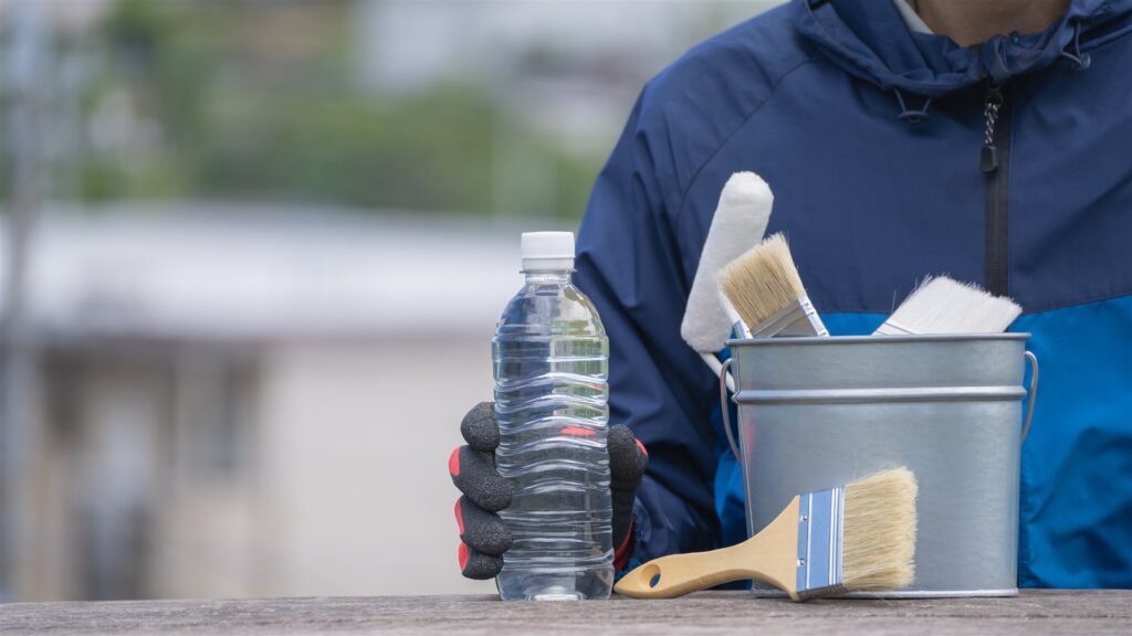 塗装の道具の横に置いた水のペットボトル