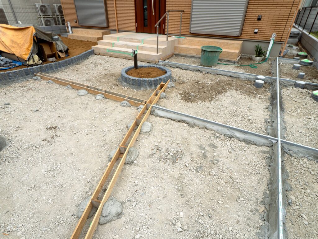 住宅の入口まわりの外構工事の途中