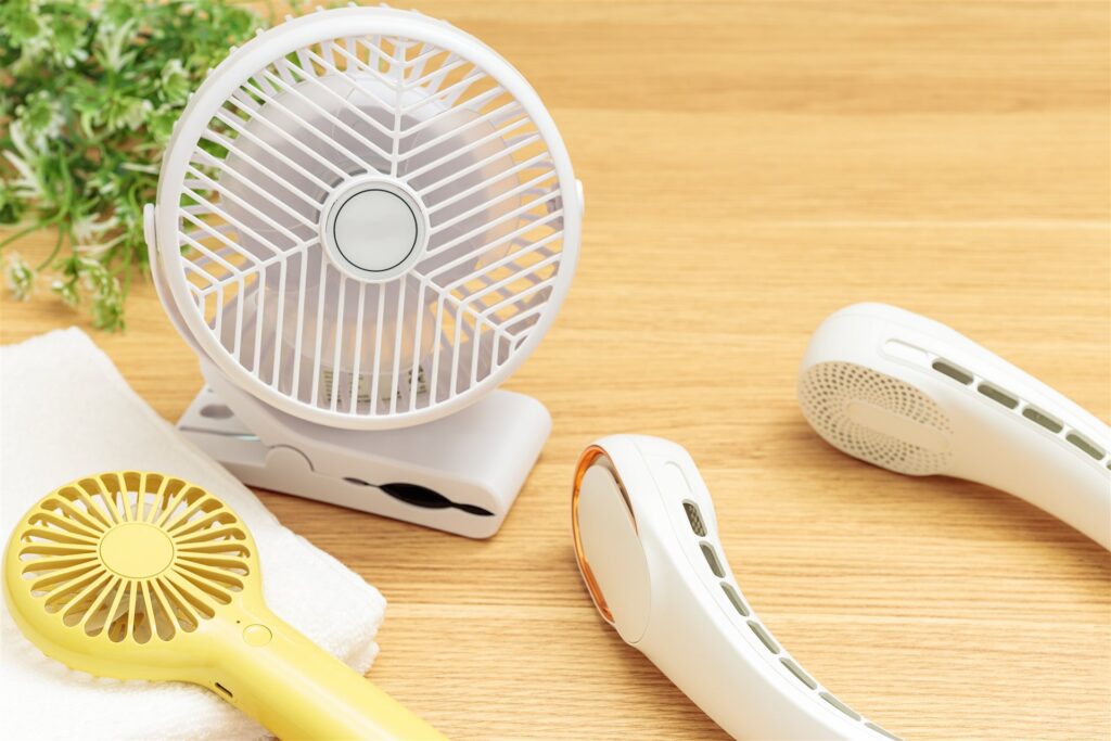 首掛けの冷却機と卓上ファンと手持ちファン