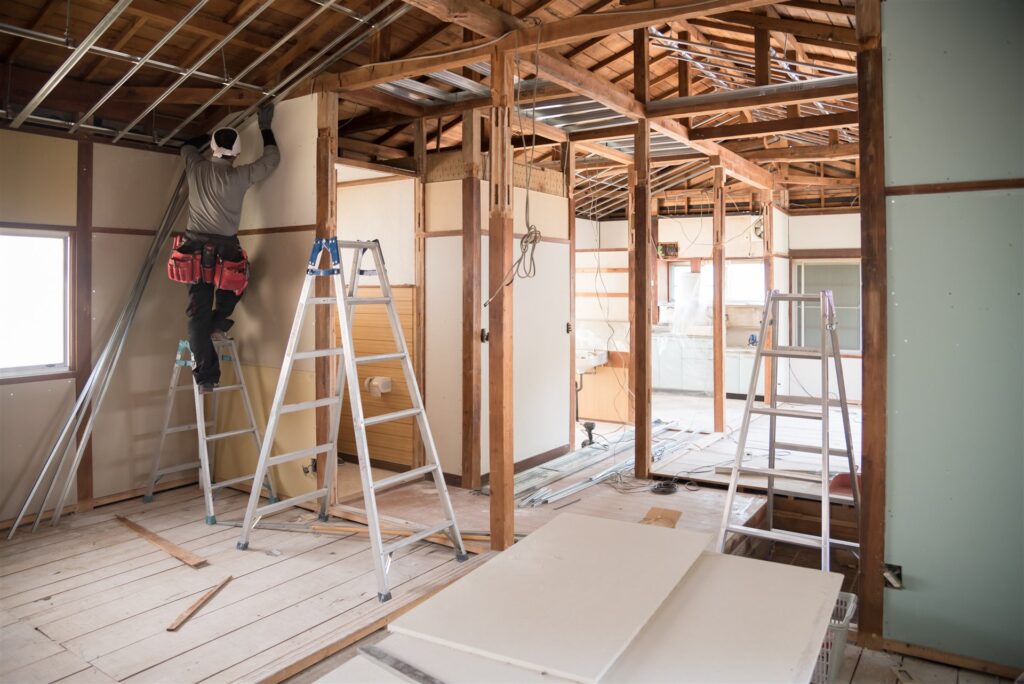 骨組みを見せた住宅のリフォーム工事の室内と脚立