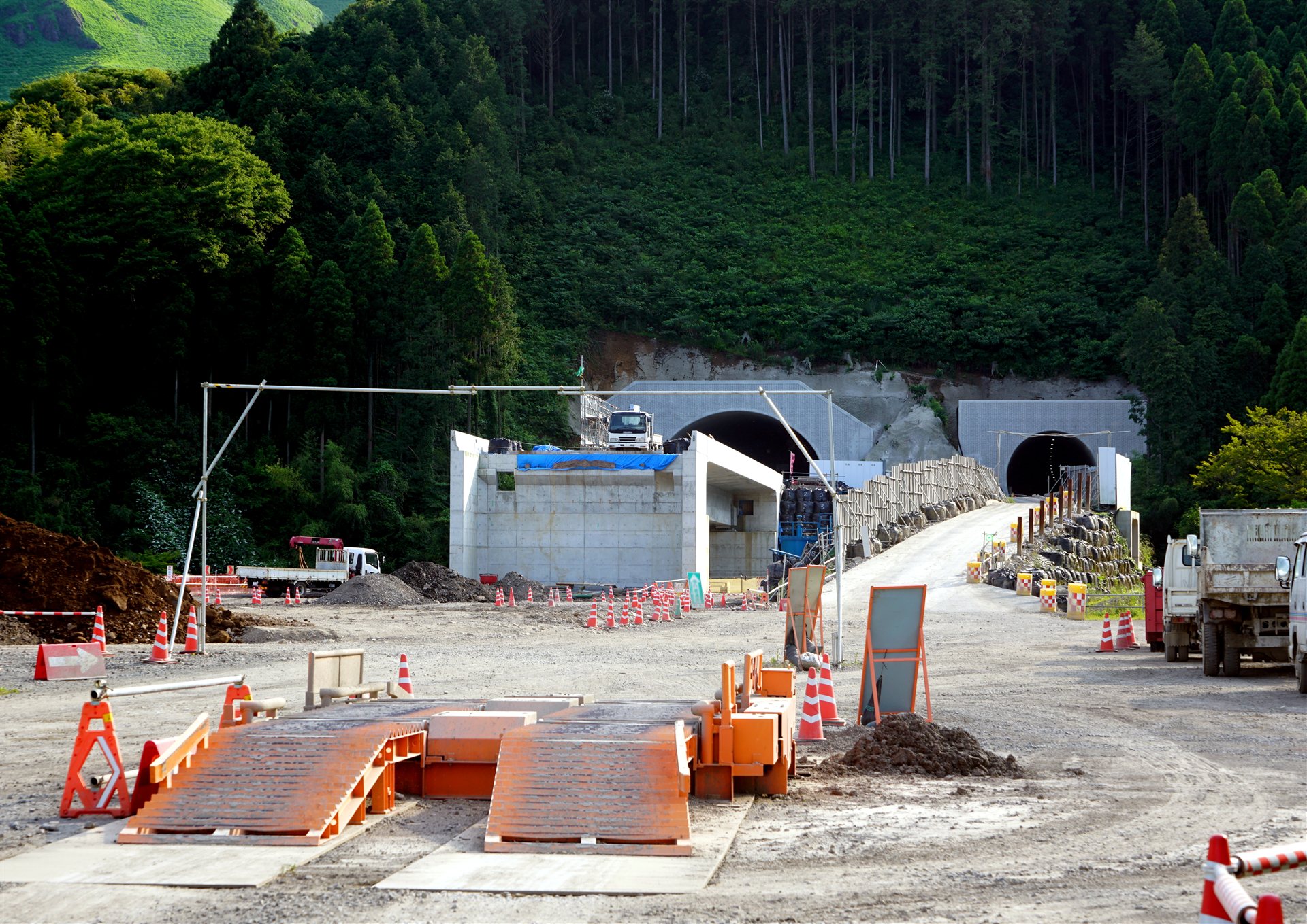 山あいで進むトンネル掘削工事の現場