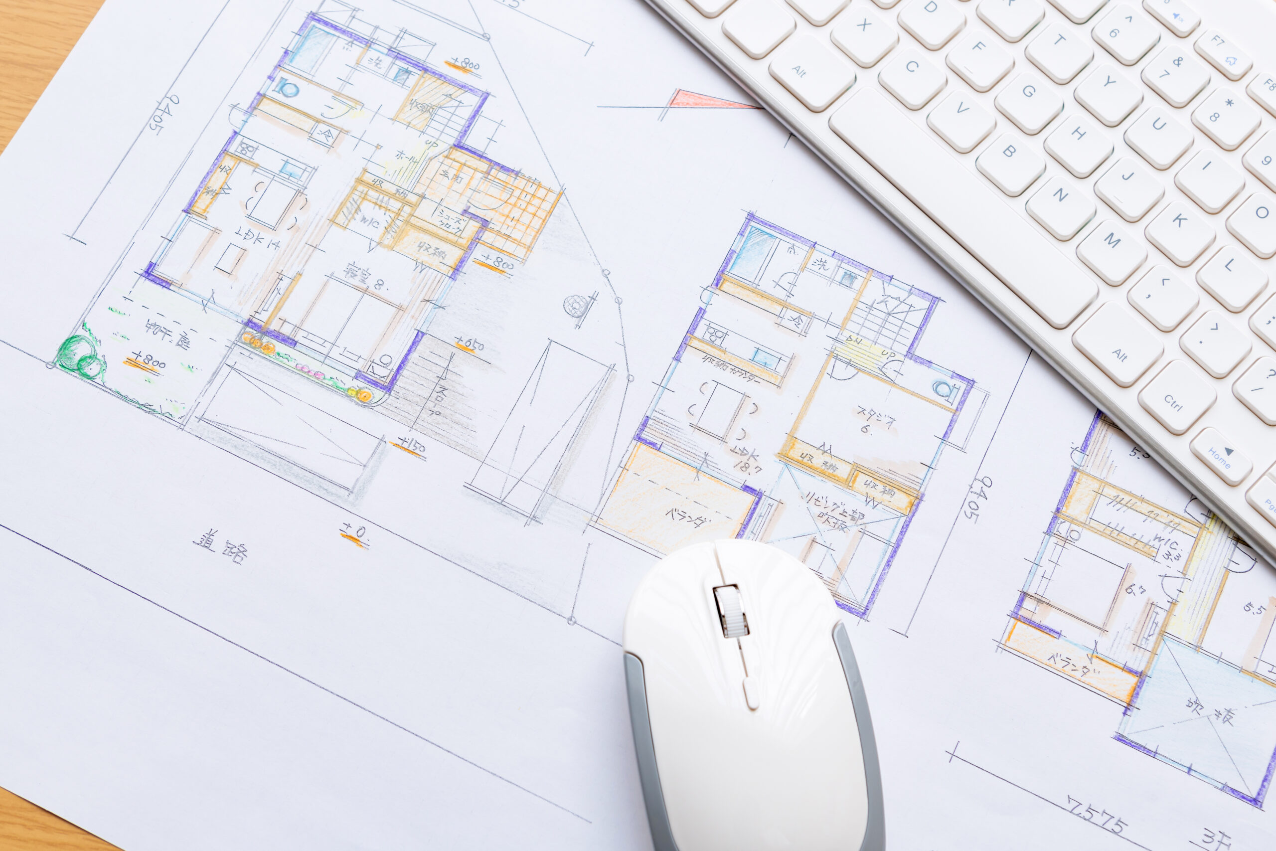 色鉛筆で塗った住宅の間取り図とキーボード