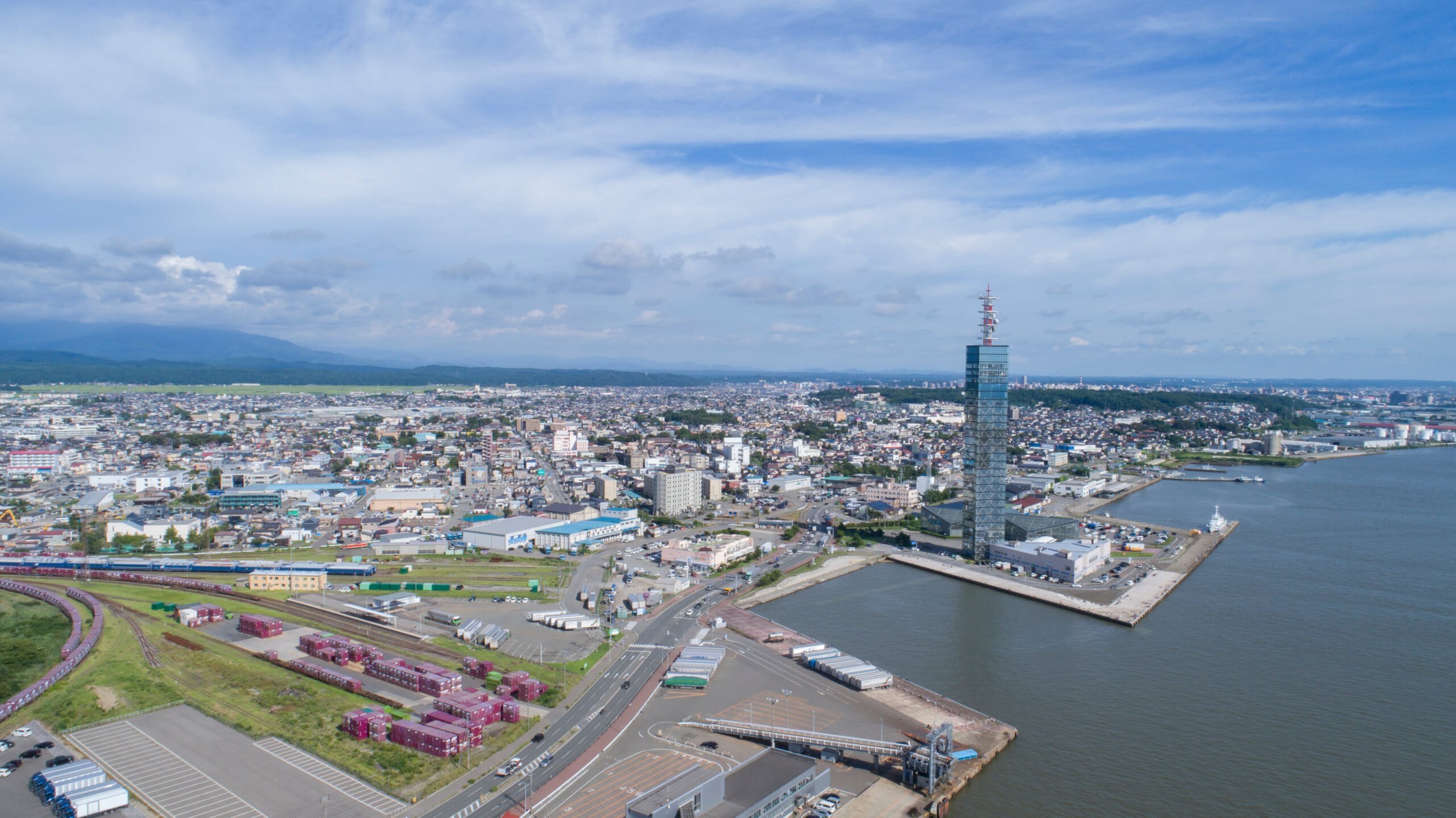 秋田県秋田市の街並みと港の空撮