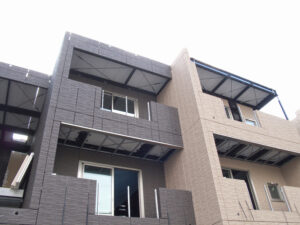 外壁パネルを張った建築中の3階建ての住宅