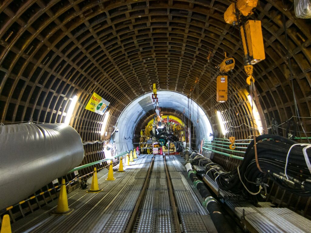 トンネルの坑内の作業通路と運搬用の軌道