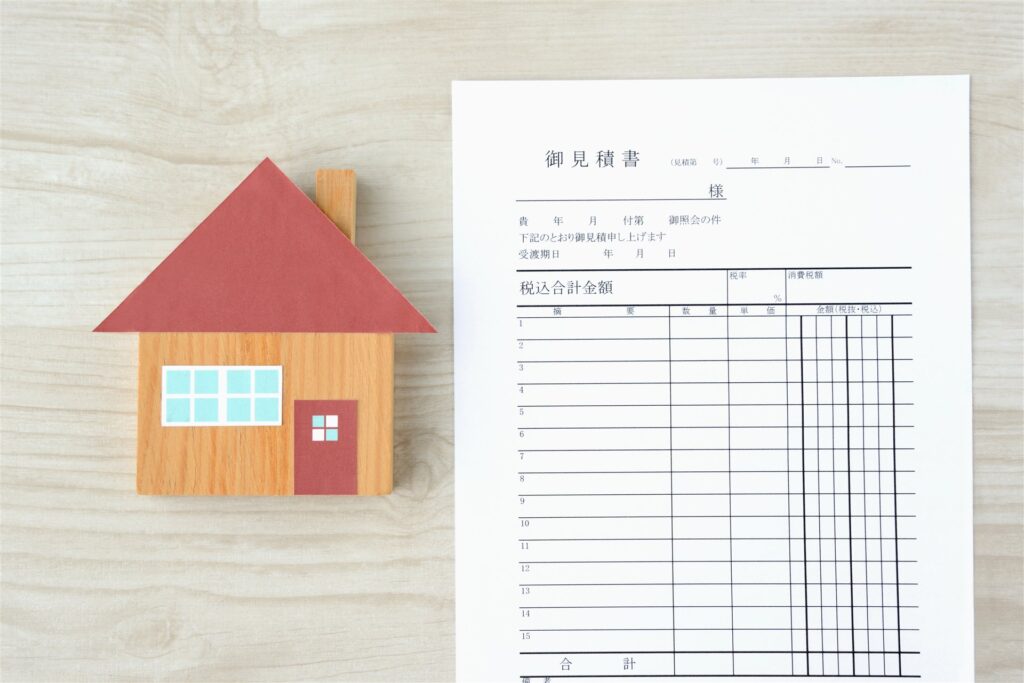 木の家の模型と御見積書の用紙