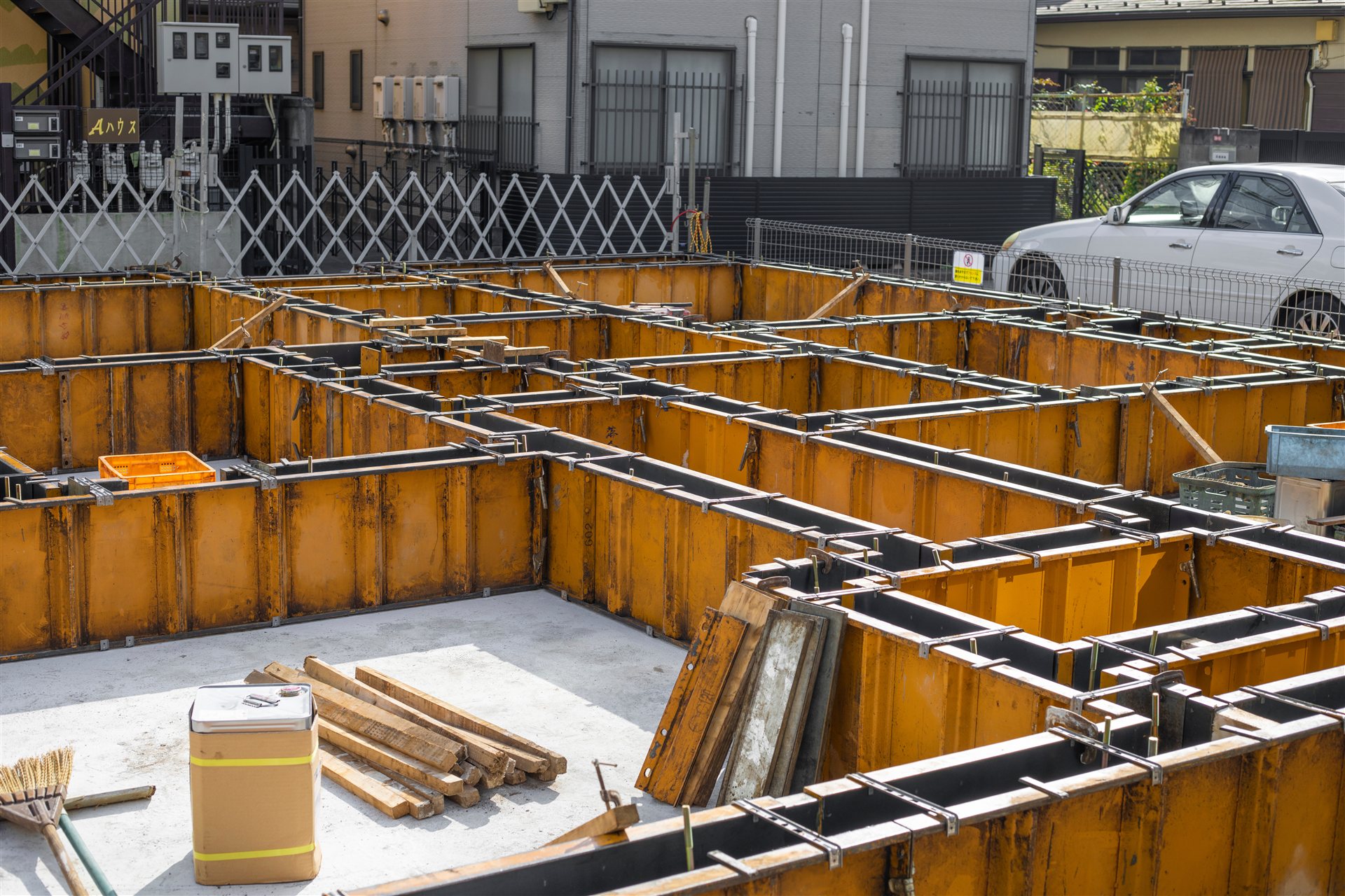型枠を組んだ住宅の基礎工事の現場