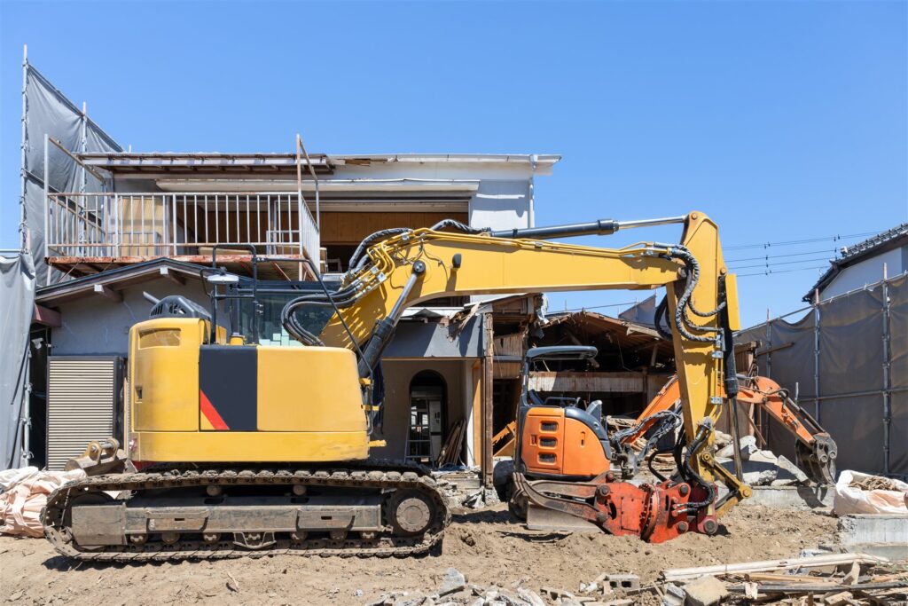 重機で一戸建て住宅を解体している現場