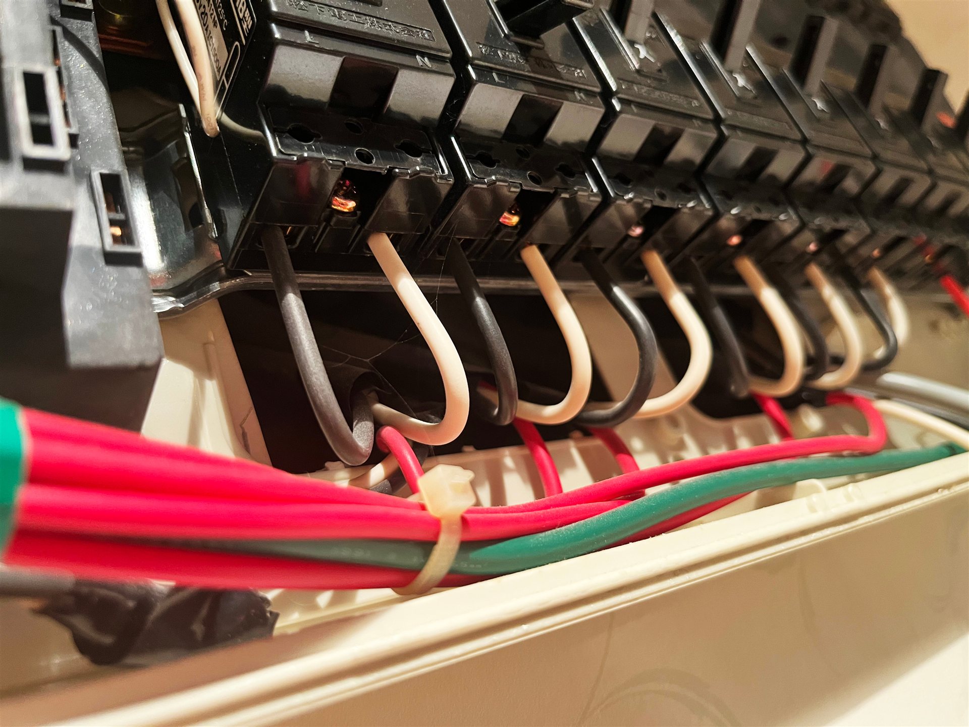 分電盤のブレーカーにつないだ電線