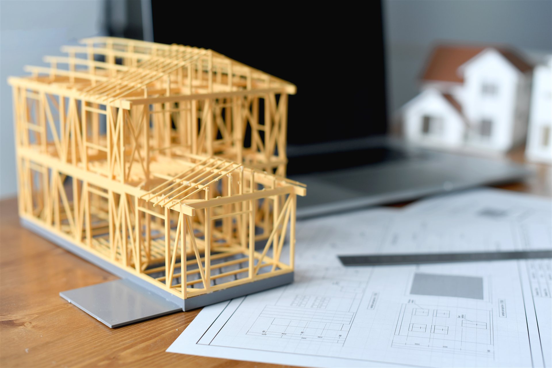 木造住宅の骨組みの模型と建築図面