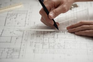 建築図面に定規と鉛筆で線を引く手元