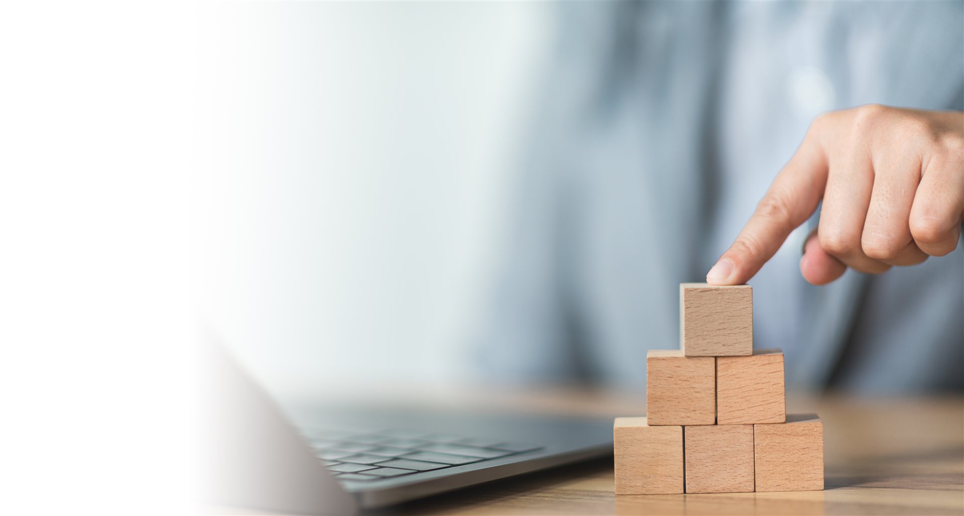 机の上で積み木を積み上げる指先