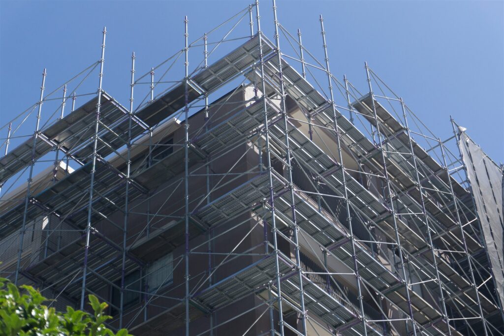 足場を組んだマンションの改修工事