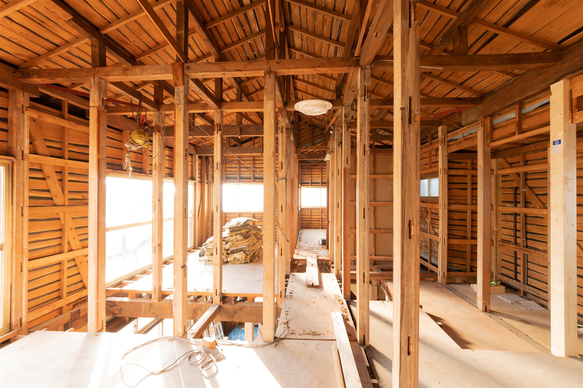 壁をはがして柱と梁が見える木造住宅の室内