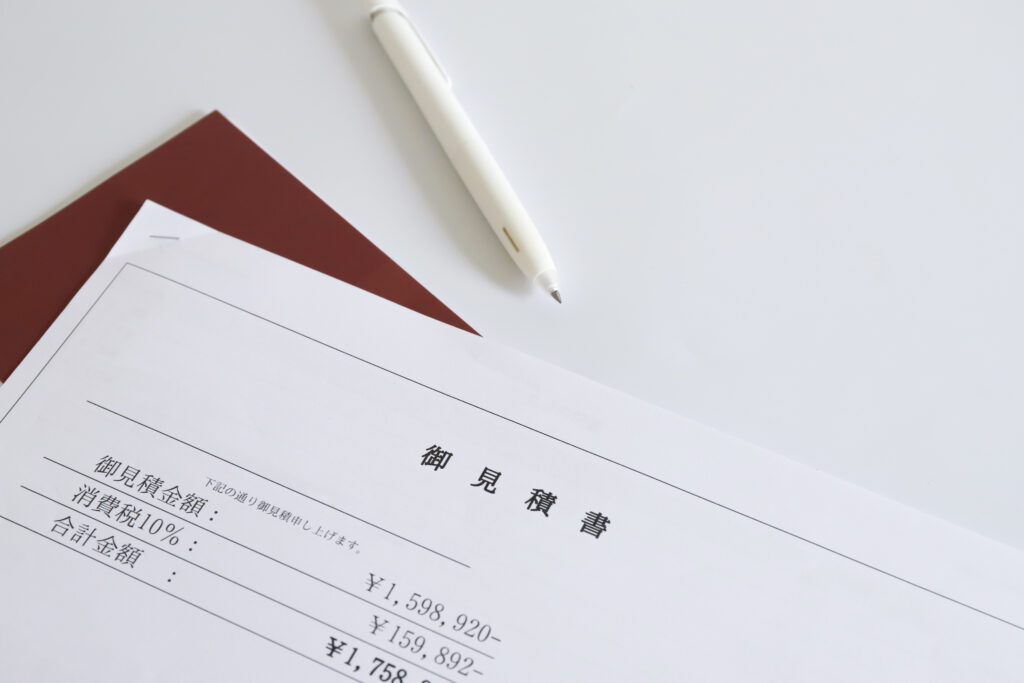 御見積書の書類とペンを置いた机
