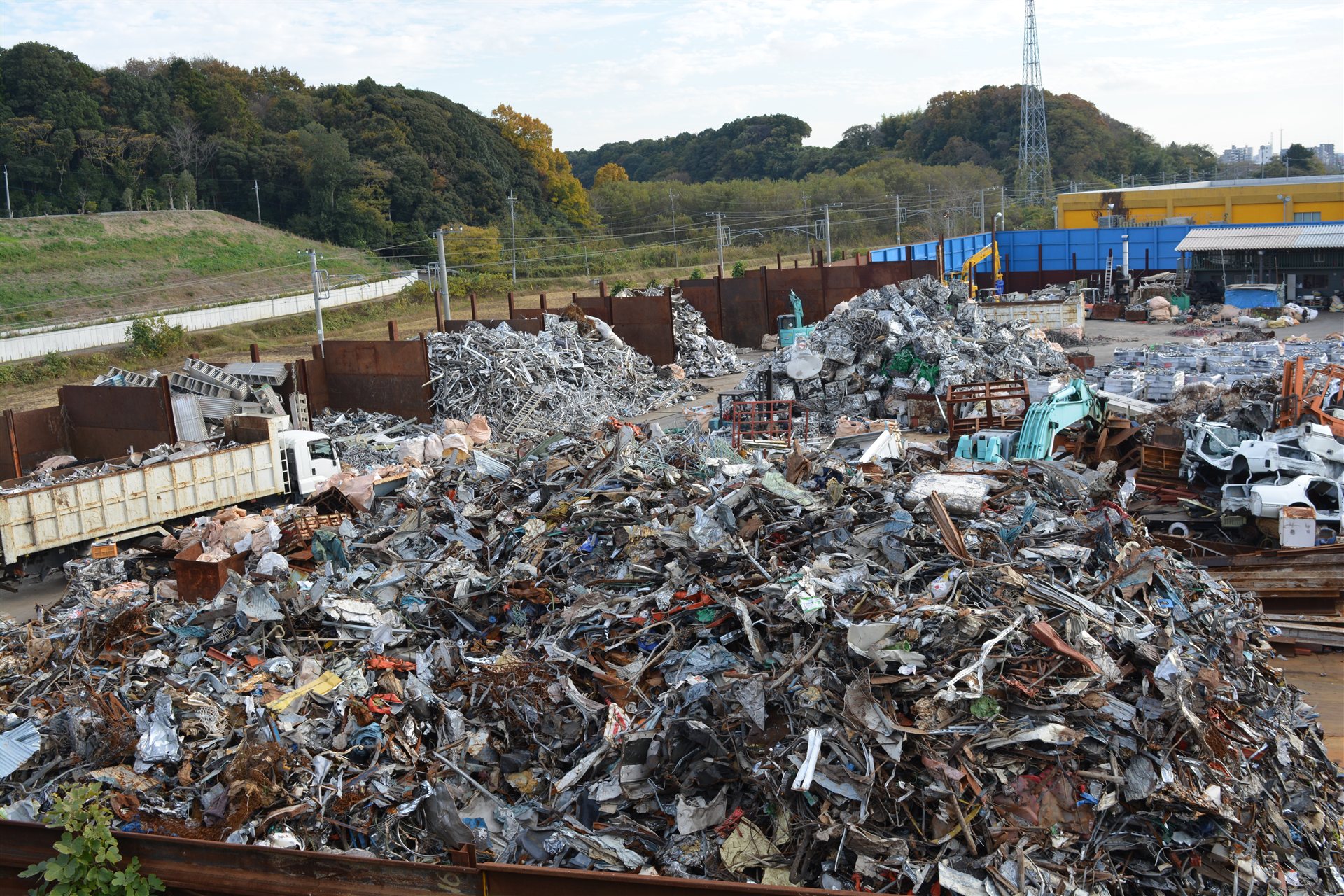 金属くずが積まれた処理場
