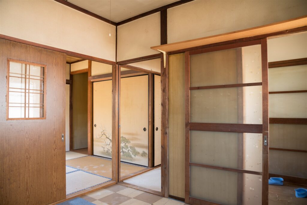 人のいない古い空き家の和室とふすま