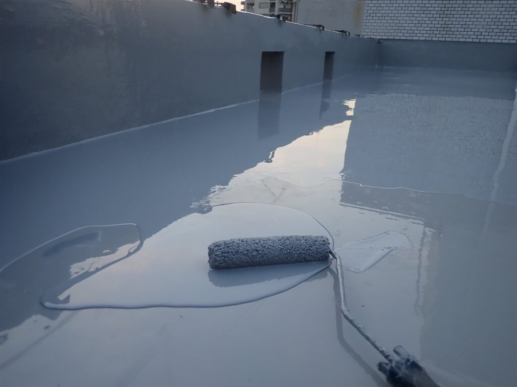 屋上の床にローラーで塗ったウレタン防水