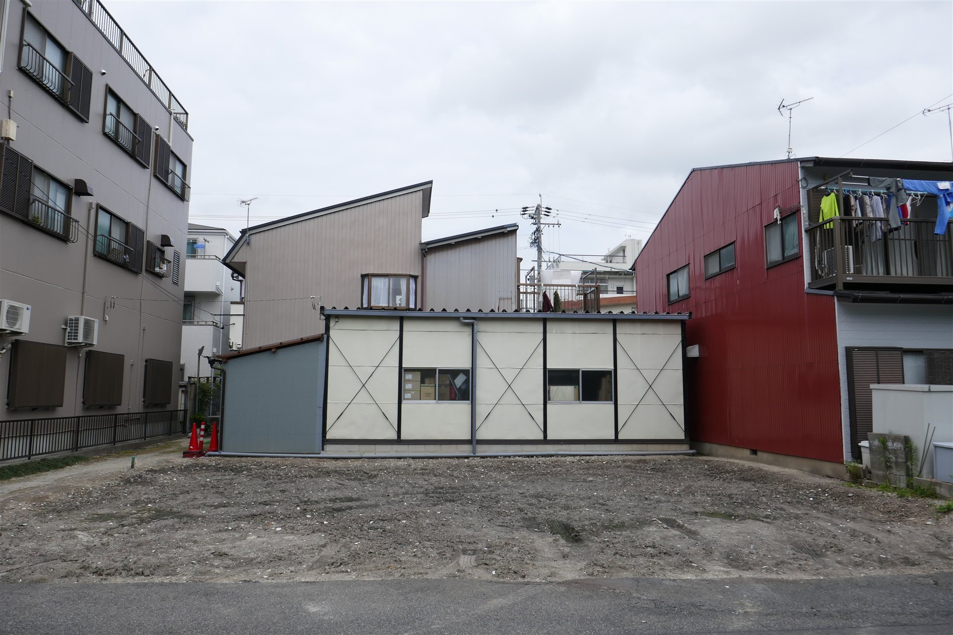 住宅地の空き地に置かれた組み立て式の仮設の建物
