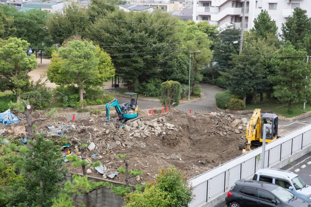 住宅地で建物を解体した跡と2台の重機