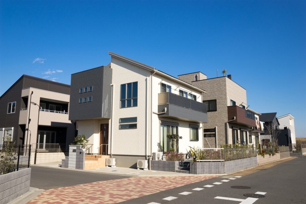 新築の戸建て住宅が並ぶ晴れた日の住宅街