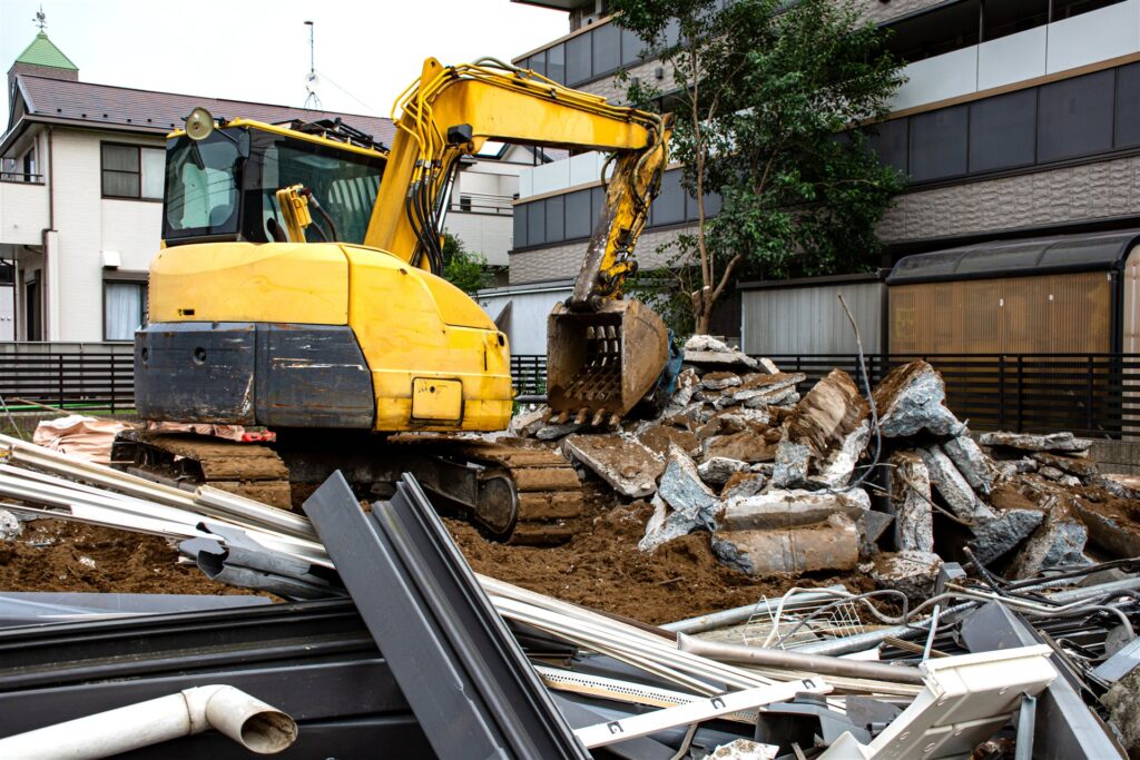 住宅地で建物を壊す重機とがれき
