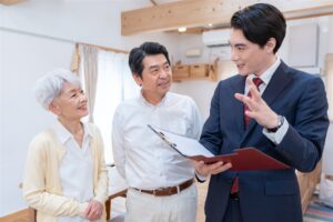 書類を見ながら担当者の説明を聞く夫婦