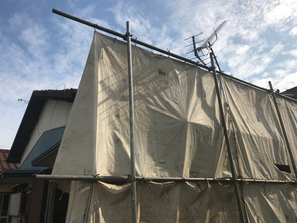シートで覆われた住宅の工事の足場