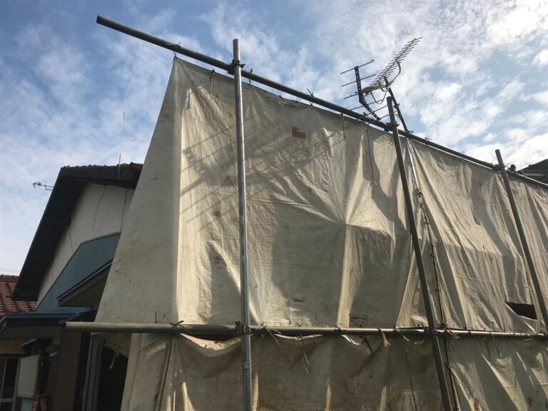 シートで覆われた住宅の工事の足場