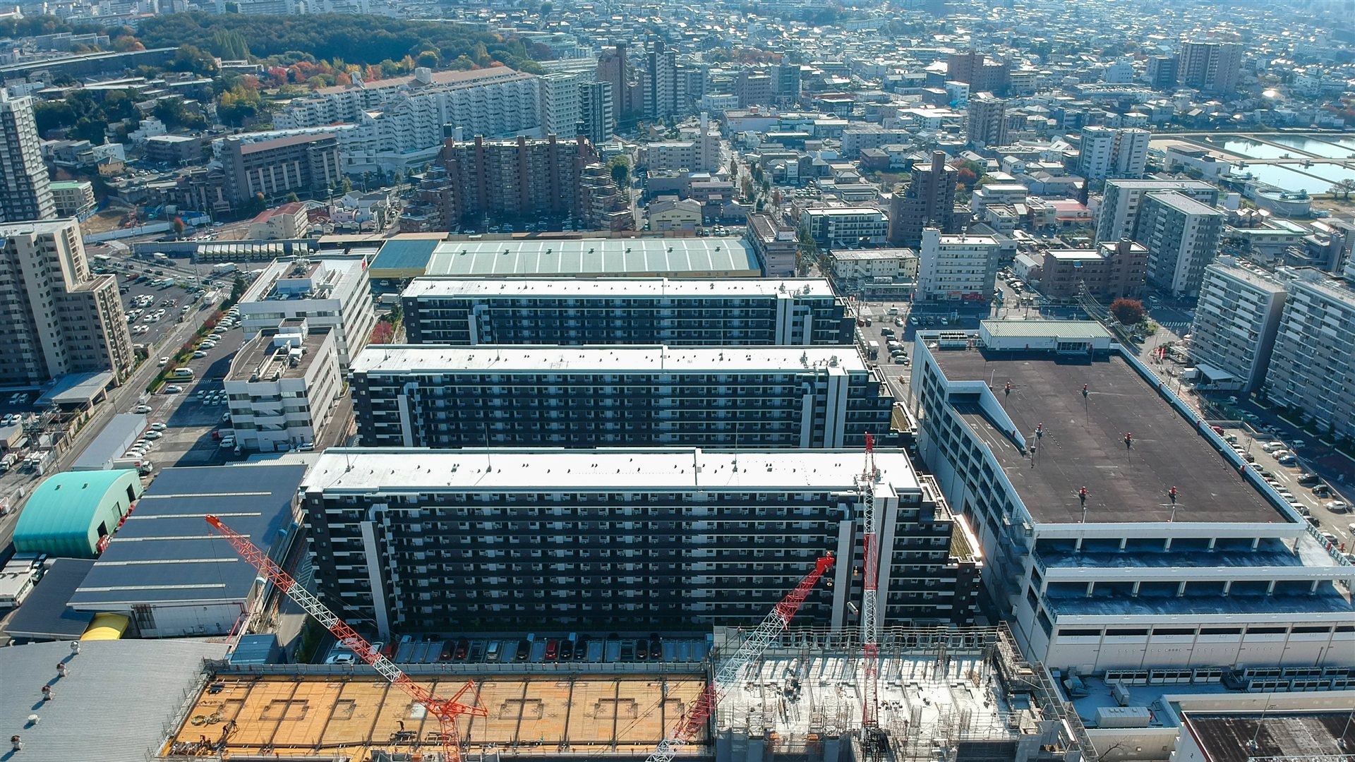 上空から見たマンションの建設現場とクレーン